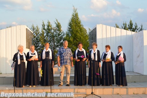 Члены клуба "Ветеран" с композицией "Поклонимся великим тем годам..." Члены клуба "Ветеран" с композицией "Поклонимся великим тем годам..."