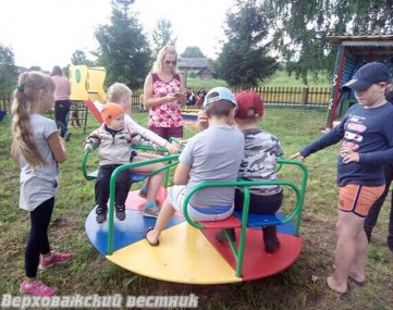 Этим летом благодаря участию в проекте "Народный бюджет" в деревне Ногинская появилась детская площадка Этим летом благодаря участию в проекте "Народный бюджет" в деревне Ногинская появилась детская площадка