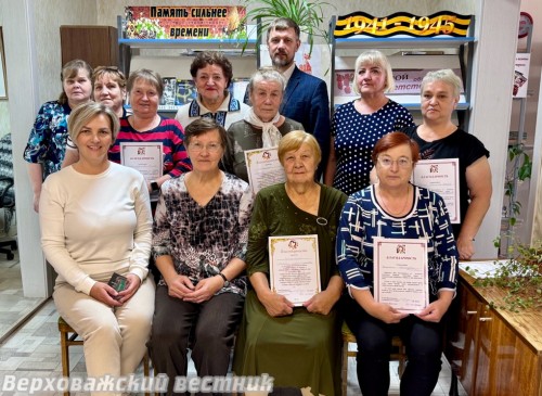Глава округа Александр Дубов сфотографировался на память с труженицами тыла из поселка Каменка