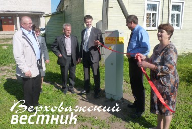 Символическую ленточку на распределительном шкафе перерезали основные участники проекта.