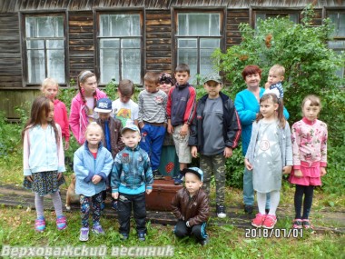 Светлана Александровна Боровикова и маленькие посетители библиотеки