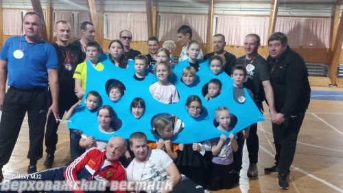 Участники праздника, посвященного Дню отца, в Нижнекулое