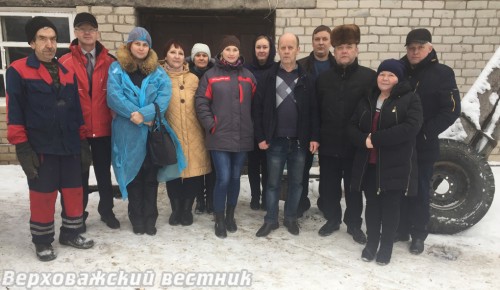 Аграрии из Липина Бора и верховажане во время посещения молочной фермы крестьянского хозяйства Александра Постникова Аграрии из Липина Бора и верховажане во время посещения молочной фермы крестьянского хозяйства Александра Постникова