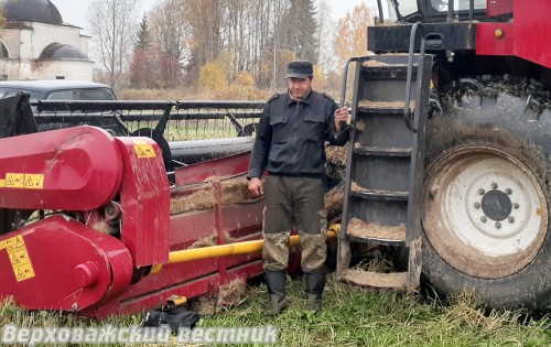 Механизатор колхоза "Н-Кулое" Михаил Пинаевский намолотил на своем комбайне 790 тонн зерна. Это четверть от всех зерновых объемов по району Механизатор колхоза "Н-Кулое" Михаил Пинаевский намолотил на своем комбайне 790 тонн зерна. Это четверть от всех зерновых объемов по району