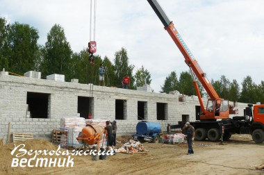 Наш район пока участвует только в целевой адресной программе переселения из ветхого и аварийного жилья. На фото —  строящийся дом в мкр. Кошево.