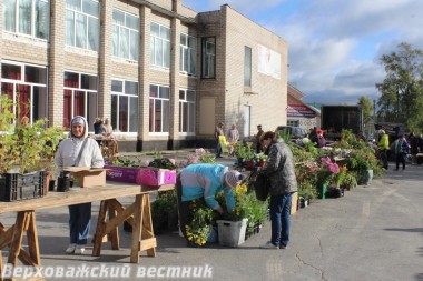 Обычно продавцы стараются развернуть торговлю спозаранку,  ведь многие заходят на ярмарку с утра перед работой