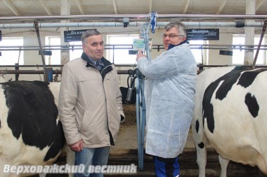 Руководитель СПК колхоза "Н-Кулое" Владимир Астафьев и инженер немецкой компании "IMPULSA AG" Юрген Брундиш