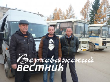 Водители автобусов Александр Кряклин, Николай Фоминский, Алексей Головкин