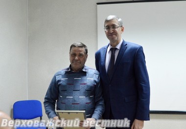 Заместитель губернатора Михаил Глазков вручил руководителю ООО "Вага" Виталию Андрееву диплом победителя конкурса