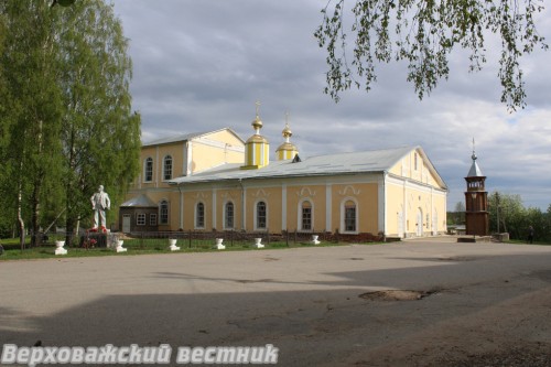 Успенский собор и "площадь" возле него