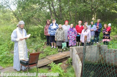 Настоятель храма Успения Божией Матери села Верховажье, священник Александр Мухорин освятил источник Настоятель храма Успения Божией Матери села Верховажье, священник Александр Мухорин освятил источник