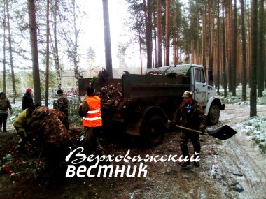 Пока не подъехала "фишка",  мусор на субботнике грузили вручную