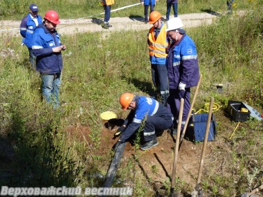 Слесари аварийной службы устраняют условную утечку на газопроводе низкого давления