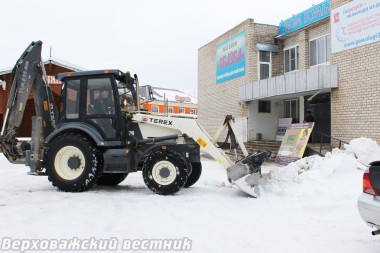 Сугробы этой зимой приходится убирать не только с проезжей части, но и от учреждений культуры и образования.  18 марта техника «Теплосети» расчистила территорию у РДК