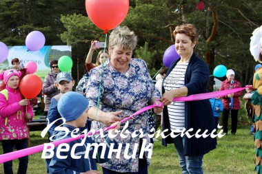 Торжественный момент: глава поселения Надежда Тесакова, староста Светлана Петухова и представитель подрастающего поколения открывают детскую площадку Торжественный момент: глава поселения Надежда Тесакова, староста Светлана Петухова и представитель подрастающего поколения открывают детскую площадку