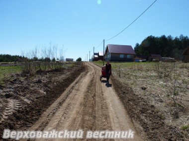 Улица Солнечная – одна из самых молодых в Сметанине.  Здесь отведено 32 участка для строительства индивидуального жилья. Несколько семей уже справили новоселье, остальные дома находятся в разных стадиях строительства. Подрядчик дает гарантию восстановлени