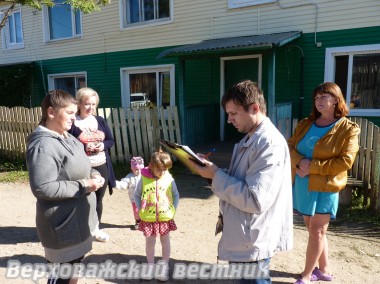 Жильцы дома №13 по улице Смидовича знакомятся с актом приёмки Жильцы дома №13 по улице Смидовича знакомятся с актом приёмки