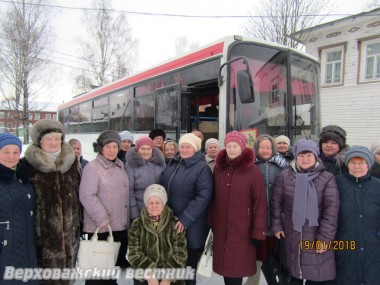 Фото на память о поездке у автобуса