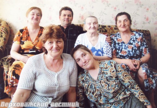 Павла Константиновна Пивоварова со своими пятерыми детьми Павла Константиновна Пивоварова со своими пятерыми детьми