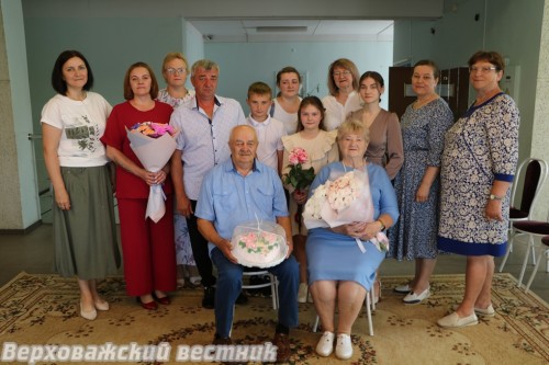 Супруги Желтоноговы вместе с родными и гостями Супруги Желтоноговы вместе с родными и гостями