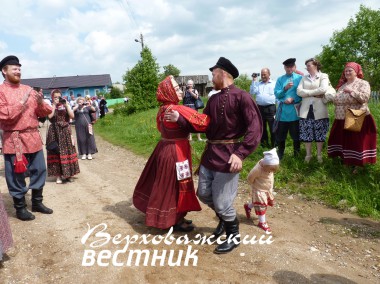 31 мая 2015 года в Шелотах прошли традиционные Троицкие гулянья