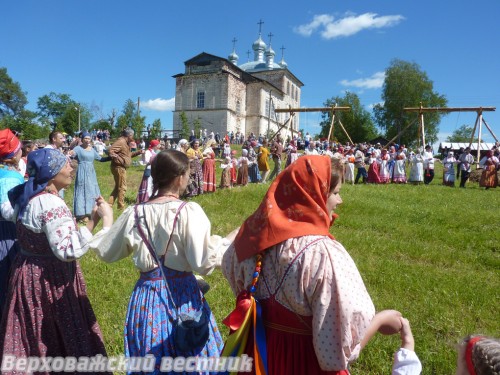 Большие народные хороводы – одна из особенностей шелотской Троицы.  Фото Ирины Дановской