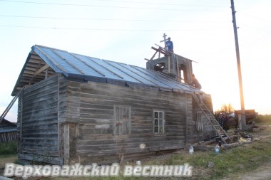 Добровольцы трудились до позднего вечера.  Теперь часовне не грозит разрушение