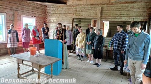 Молебен перед началом дела в Иоанно-Предтеченской часовне отслужил иерей Евгений Коротин