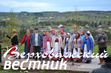 На сцене хозяева праздника – артисты из Шелот