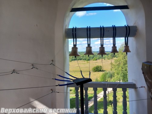 Новые колокола заняли свое место на колокольне, от каждого – тросик на общий "пульт" Новые колокола заняли свое место на колокольне, от каждого – тросик на общий "пульт"