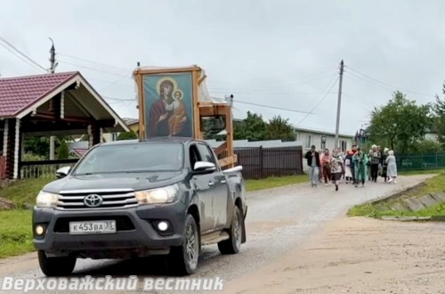 С образом Божией Матери участники крестного хода прошли от Верховажья до Боровского