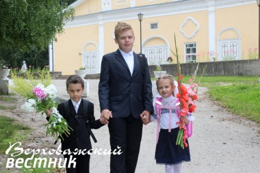 Трое учеников из семьи Шучевых к школе уже готовы и ждут начала учебы с нетерпением
