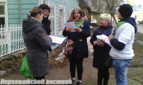 О факторах риска онкологических заболеваний в ходе акции "Патруль здоровья" верховажанам рассказали члены отряда "Верховажские волонтеры"