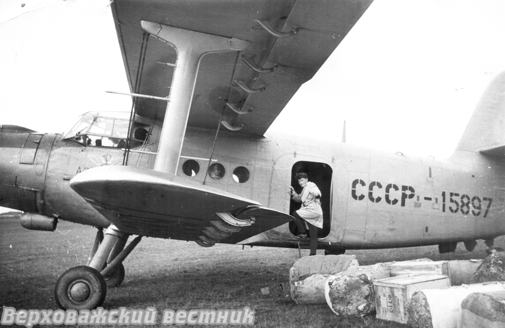 АН-2 под погрузкой в Верховажском аэропорту