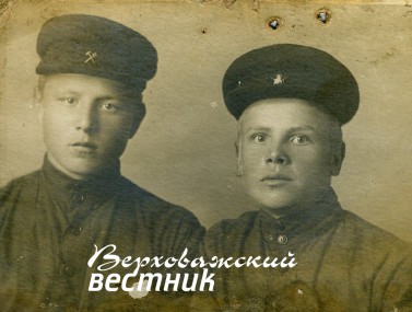 Это фото Сергей Данилов (справа) прислал родителям из школы ФЗО на память Это фото Сергей Данилов (справа) прислал родителям из школы ФЗО на память