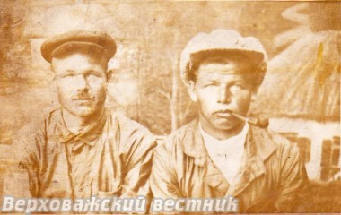 Игнатий Васильевич Крюков (слева) и его друг Василий Попов