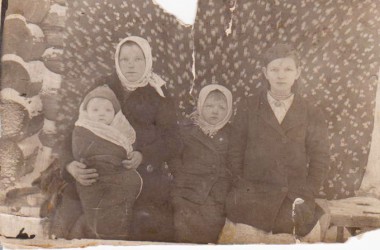 Клавдия Константиновна Крюкова с дочерьми Лидией, Галиной, Марией. Фото 1940 года Клавдия Константиновна Крюкова с дочерьми Лидией, Галиной, Марией. Фото 1940 года
