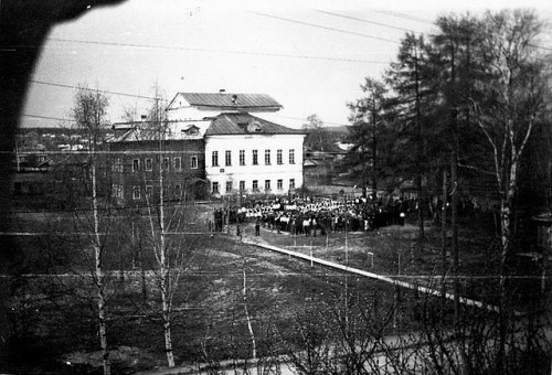 Митинг у каменного здания. Оно было основным среди трех школьных и здесь проходили все важные мероприятия