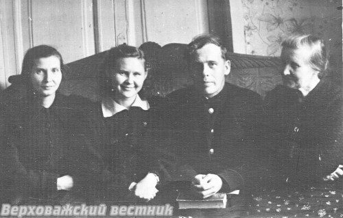 П.П. Пивоваров в учительской Верховажской средней школы вместе с коллегами. Осень 1956 года. П.П. Пивоваров в учительской Верховажской средней школы вместе с коллегами. Осень 1956 года.
