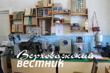 В экспозиции – проекторы, фотоувеличители, книги  и даже "ретро-калькулятор" – деревянные счеты