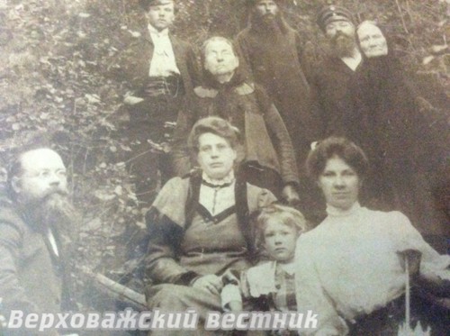 В нижнем ряду слева направо Михаил Александрович Нератов, его жена Мария Александровна, Вера и ее тетка по линии матери (это к ней они уехали в Казань из Верховажья)