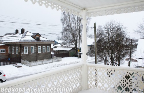 Теперь в музее открытый, красиво оформленный балкон